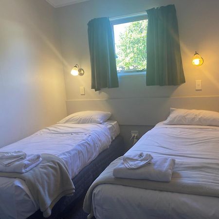 Acorn Estate Motel Мастертон Экстерьер фото