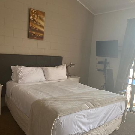 Acorn Estate Motel Мастертон Экстерьер фото