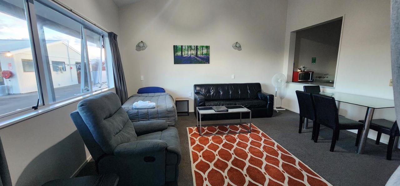 Acorn Estate Motel Мастертон Экстерьер фото