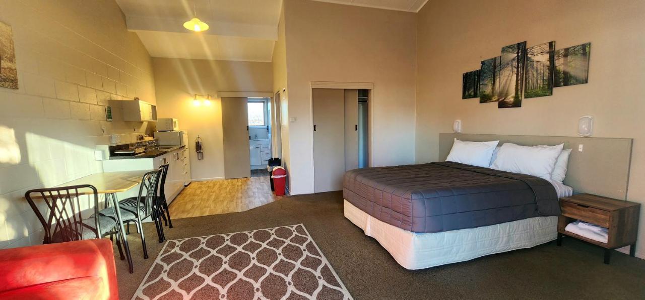 Acorn Estate Motel Мастертон Экстерьер фото