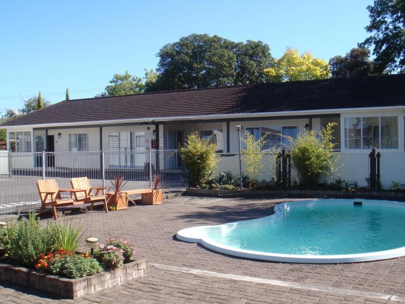 Acorn Estate Motel Мастертон Экстерьер фото