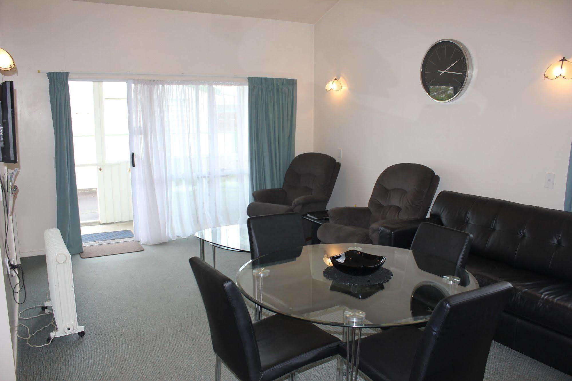 Acorn Estate Motel Мастертон Экстерьер фото