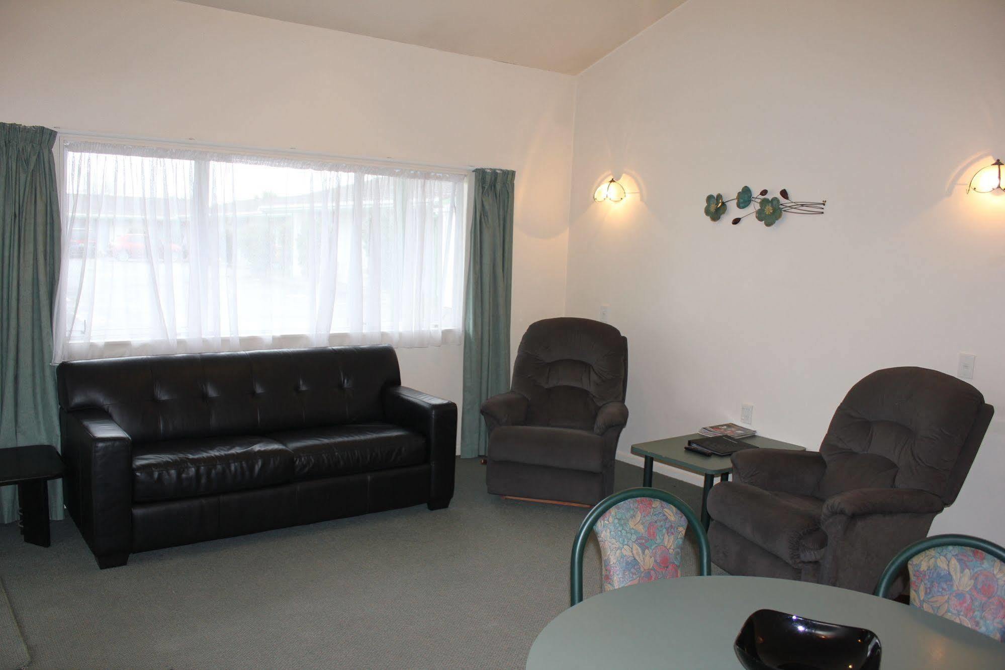 Acorn Estate Motel Мастертон Экстерьер фото
