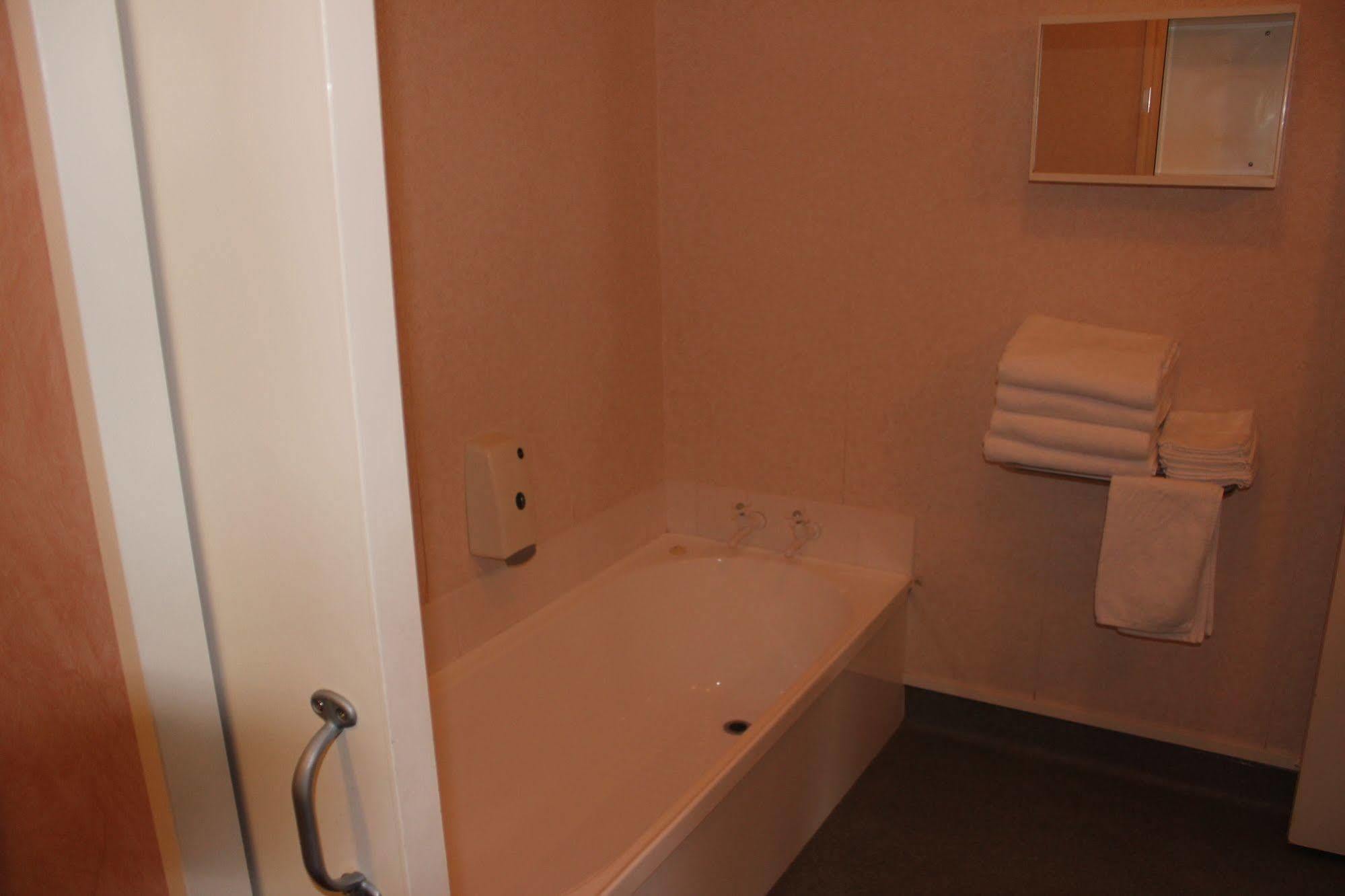 Acorn Estate Motel Мастертон Экстерьер фото