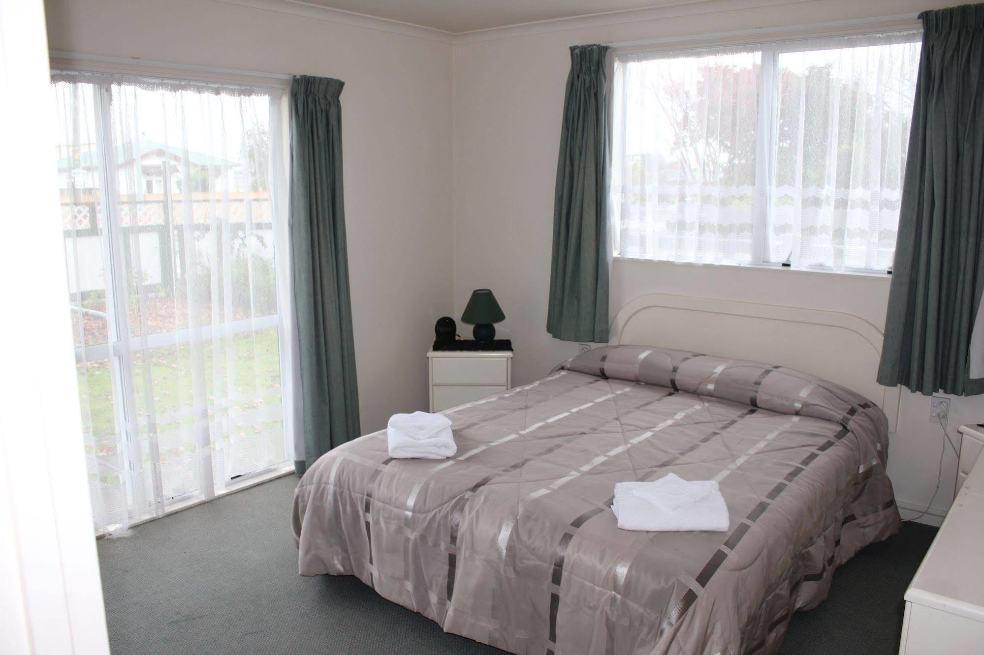 Acorn Estate Motel Мастертон Экстерьер фото