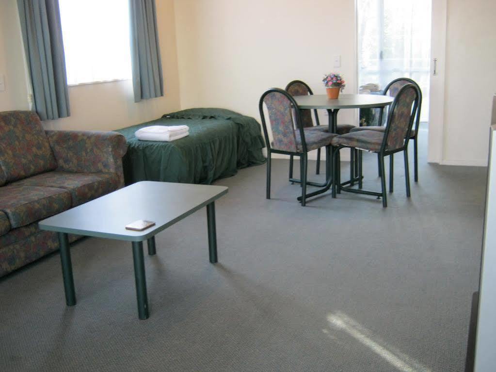 Acorn Estate Motel Мастертон Экстерьер фото