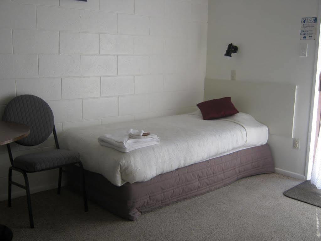 Acorn Estate Motel Мастертон Экстерьер фото