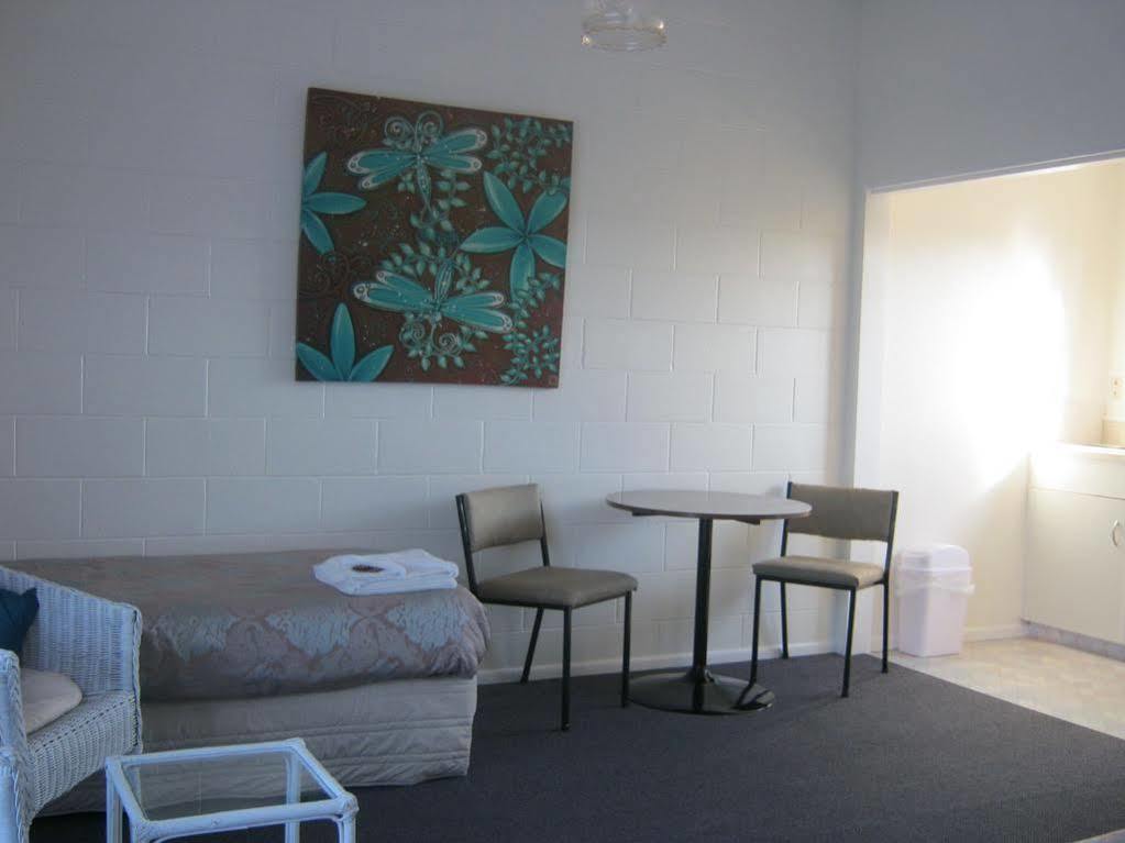 Acorn Estate Motel Мастертон Экстерьер фото