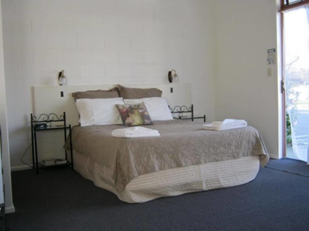 Acorn Estate Motel Мастертон Экстерьер фото