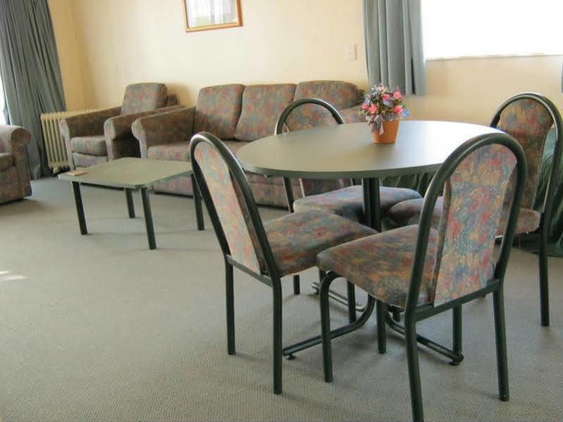 Acorn Estate Motel Мастертон Экстерьер фото