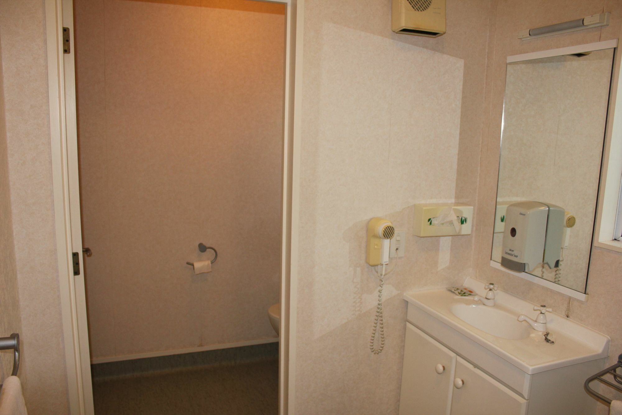 Acorn Estate Motel Мастертон Экстерьер фото